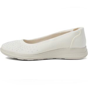 BZees Golden Bright Slip On shoes in White - size 7 1/2 W -sparkly & lightweight